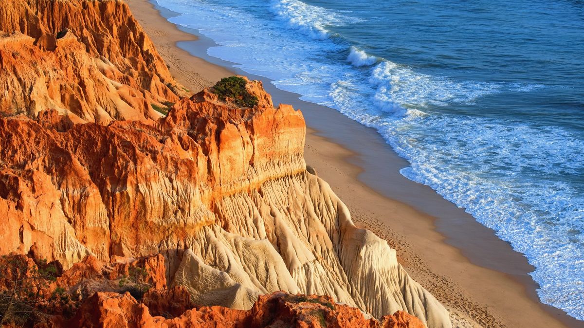 Nejlepší pláž světa leží v prosluněném Portugalsku